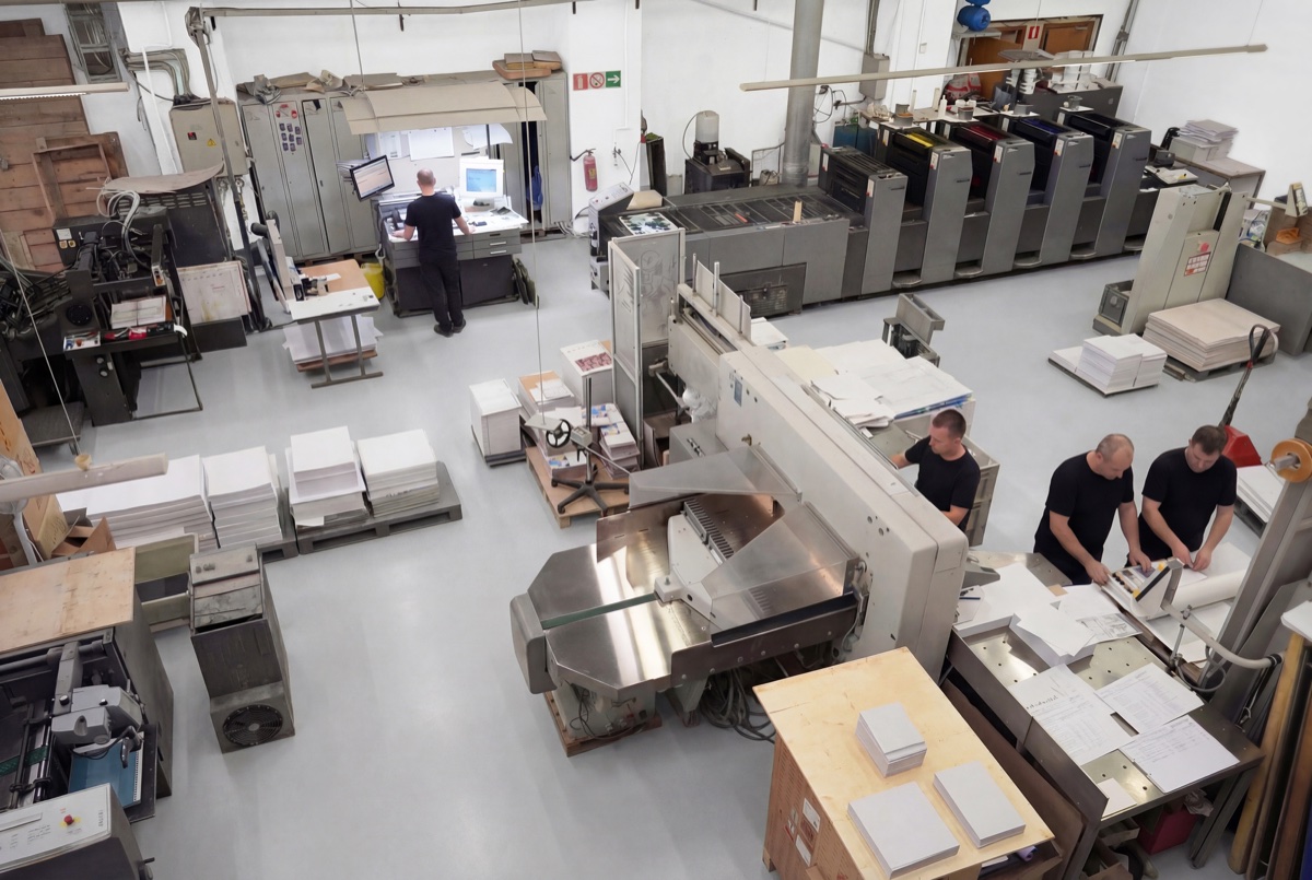 Производственный цех типографии STAMPA VIVA — офсетная печать и послепечатная обработка