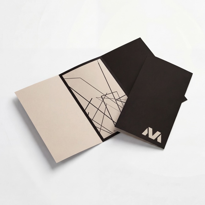 Буклет А4 с двойной фальцовкой — чёрный дизайн с логотипом