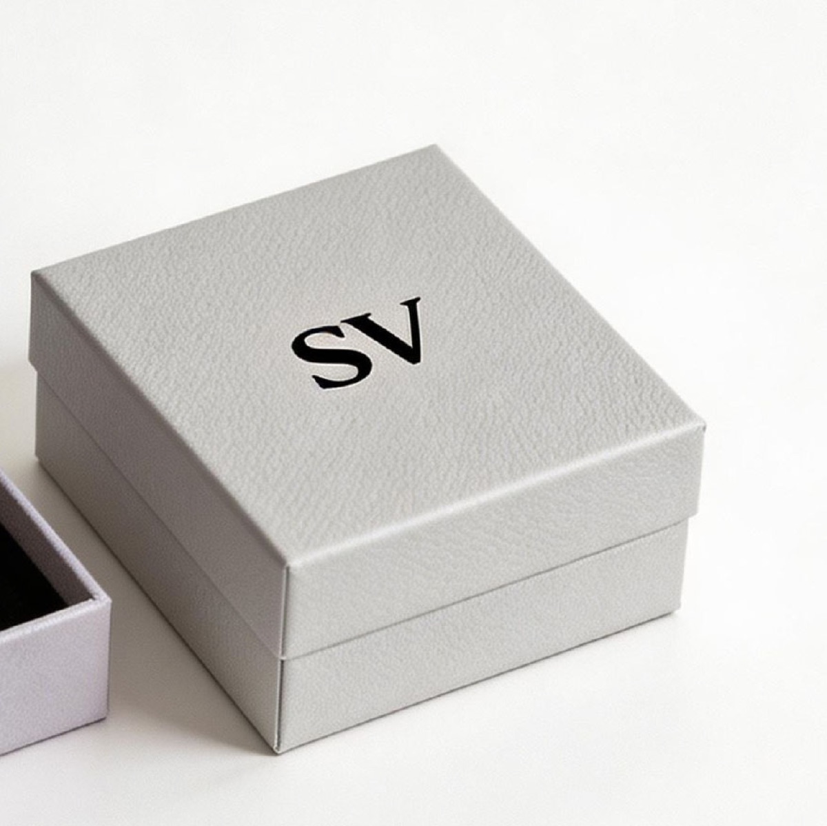 Серая коробка крышка-дно с фактурной обложкой под кожу и логотипом SV