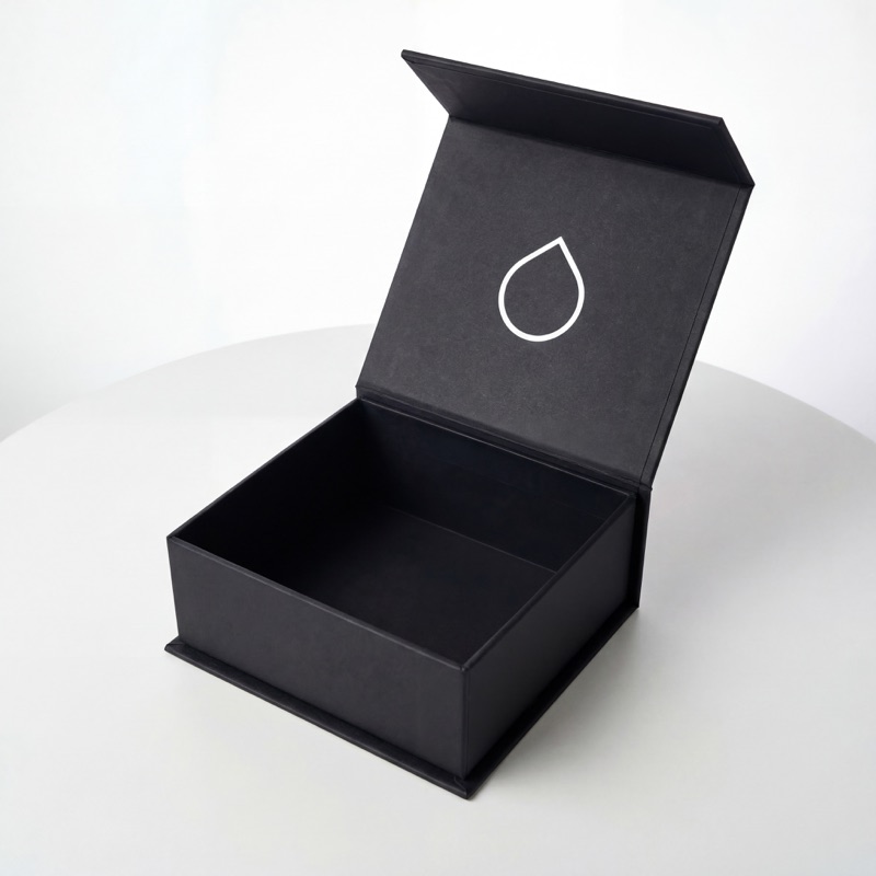 Чёрная коробка с магнитной крышкой и логотипом