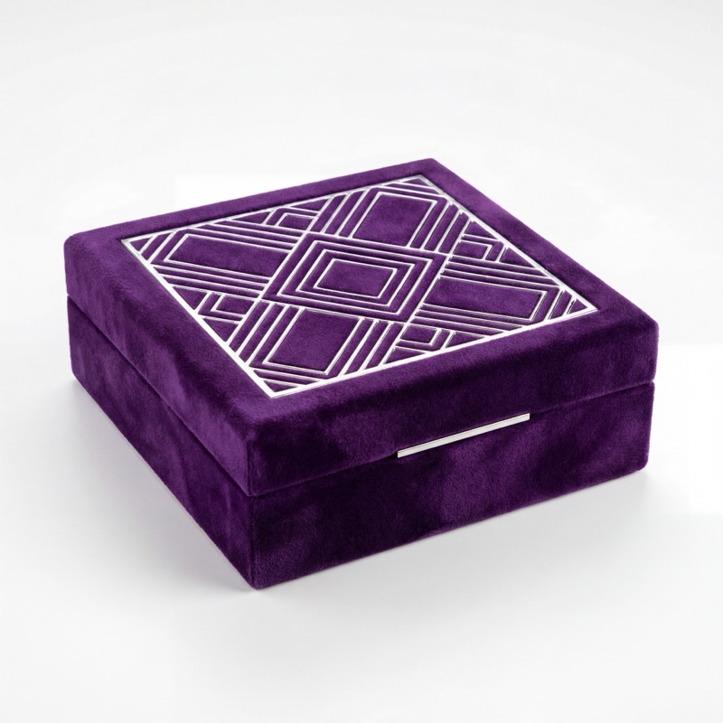 Фиолетовая бархатная коробка с магнитом