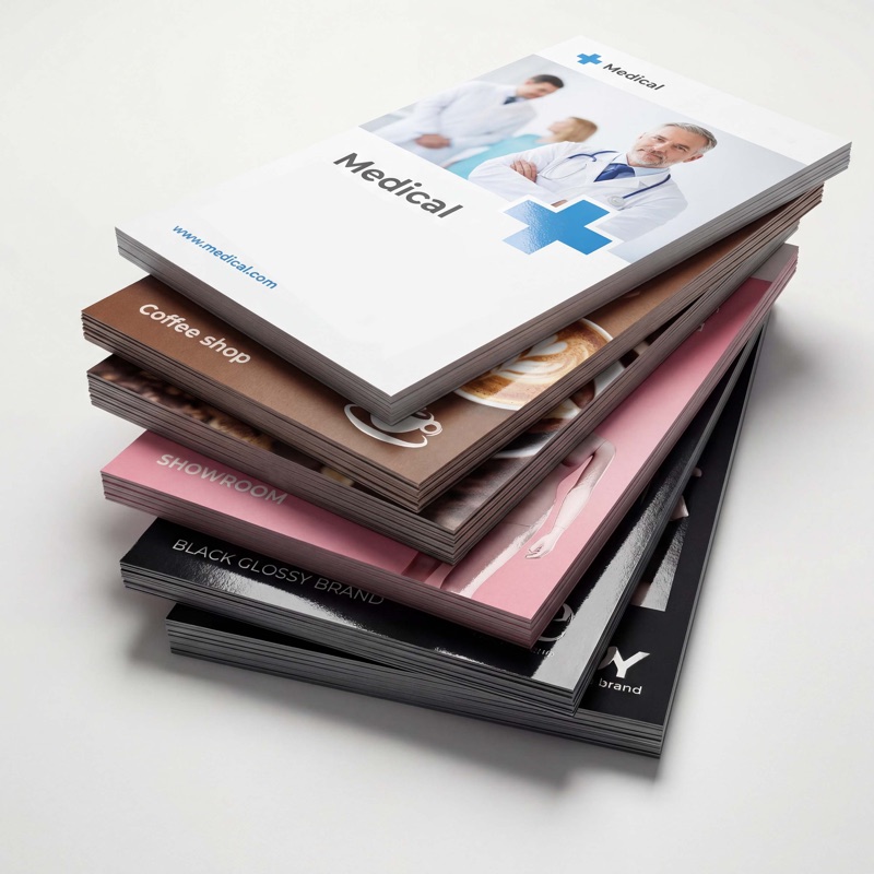 Стопка листовок разных форматов и видов — медицина, кофейня, брендинг