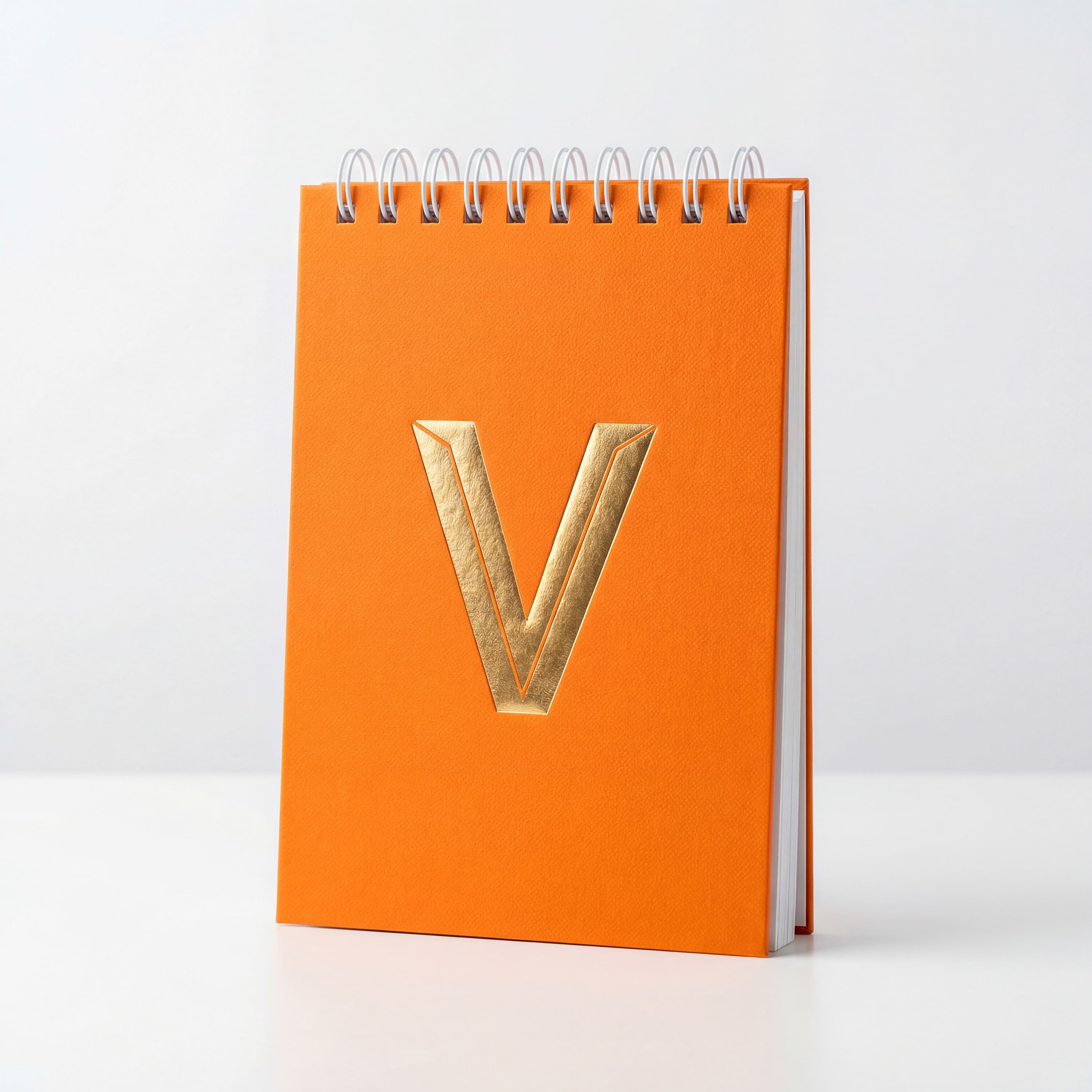 Блокнот с тиснением фольгой на заказ — офсетная печать, ламинация soft-touch