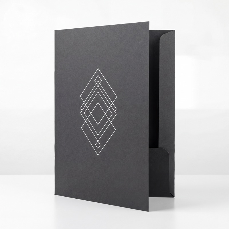 Тёмно-серая папка с серебряным тиснением и карманом