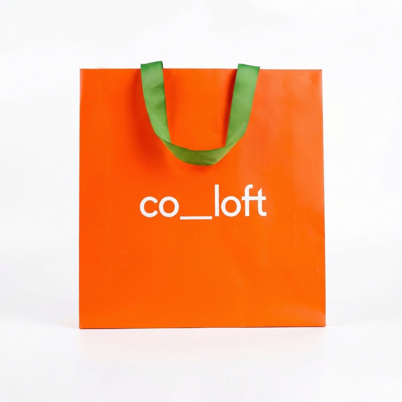 Co_loft — оранжевый бумажный пакет с зелёными ручками