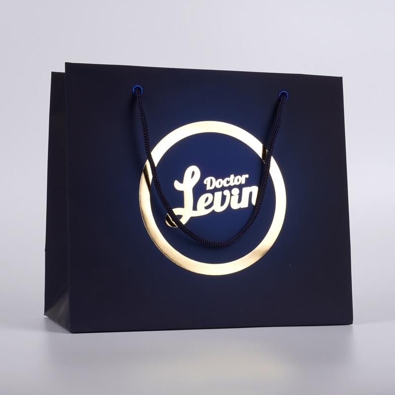 Doctor Levin — тёмно-синий бумажный пакет с золотым тиснением логотипа
