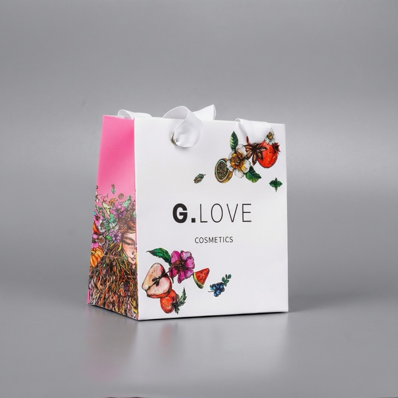 G.Love Cosmetics — белый бумажный пакет с ботаническим принтом и лентой