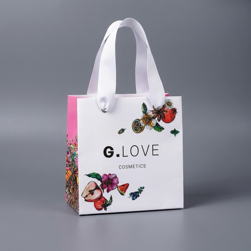 G.Love Cosmetics — маленький белый пакет с ботаническим принтом