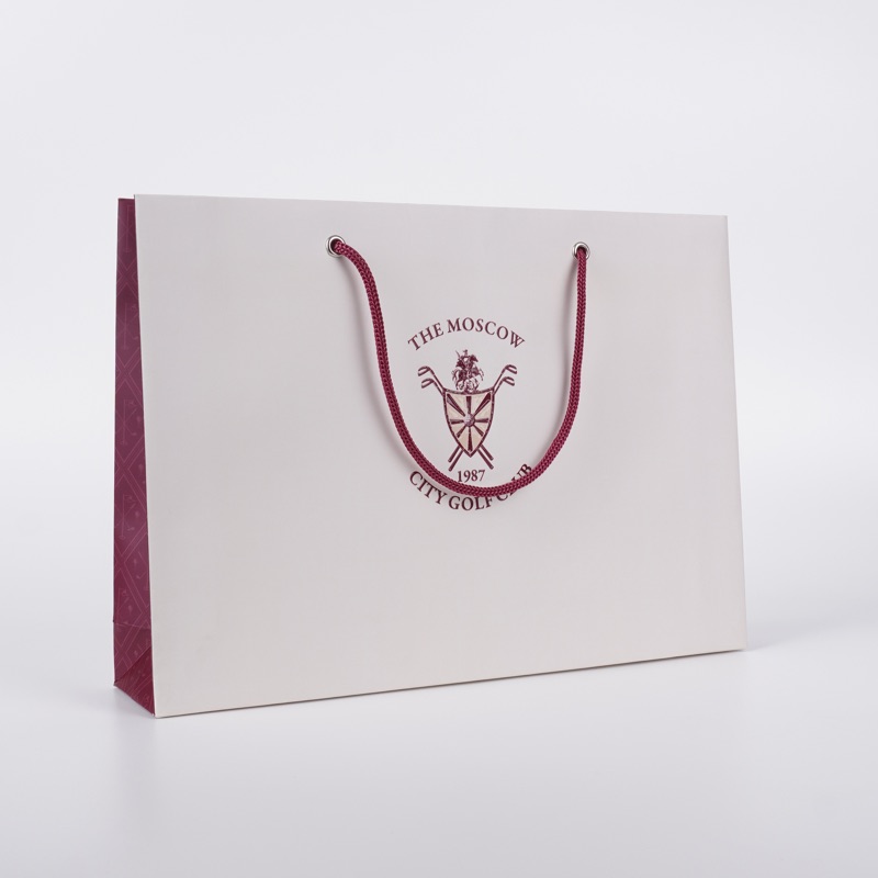 The Moscow City Golf Club — белый пакет с бордовым логотипом и шнуром