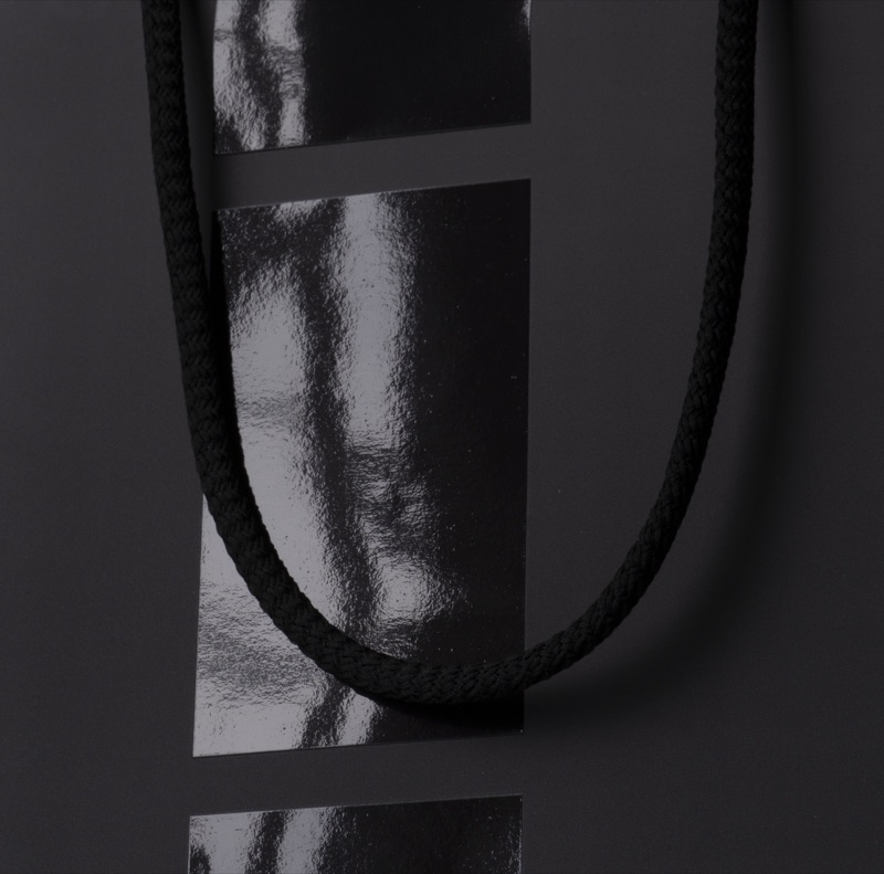 RTS Group — крупный план серебряного тиснения на чёрном пакете