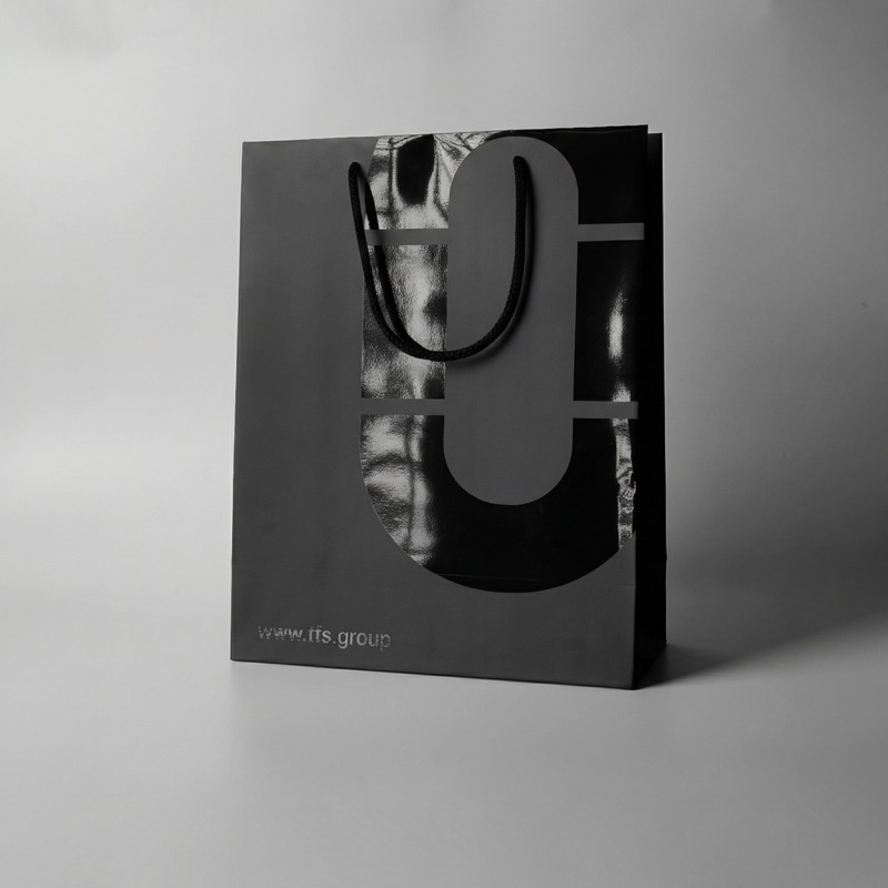 RTS Group — чёрный бумажный пакет с серебряным тиснением