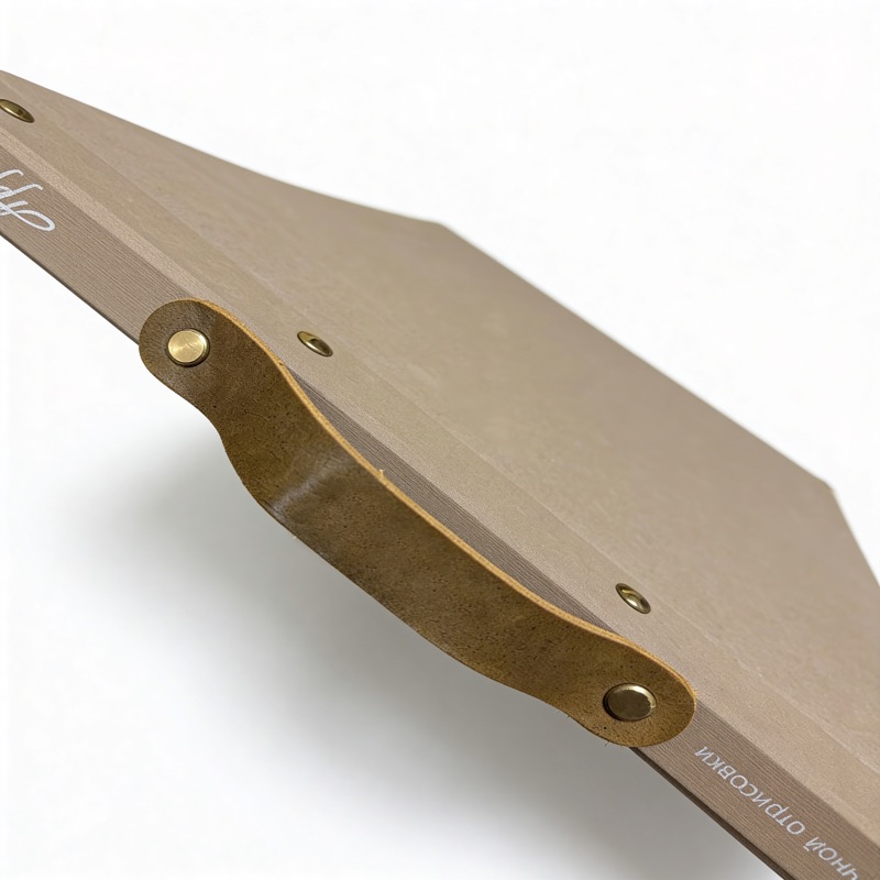 Хангер для ткани с кожаной ручкой и золотой фурнитурой