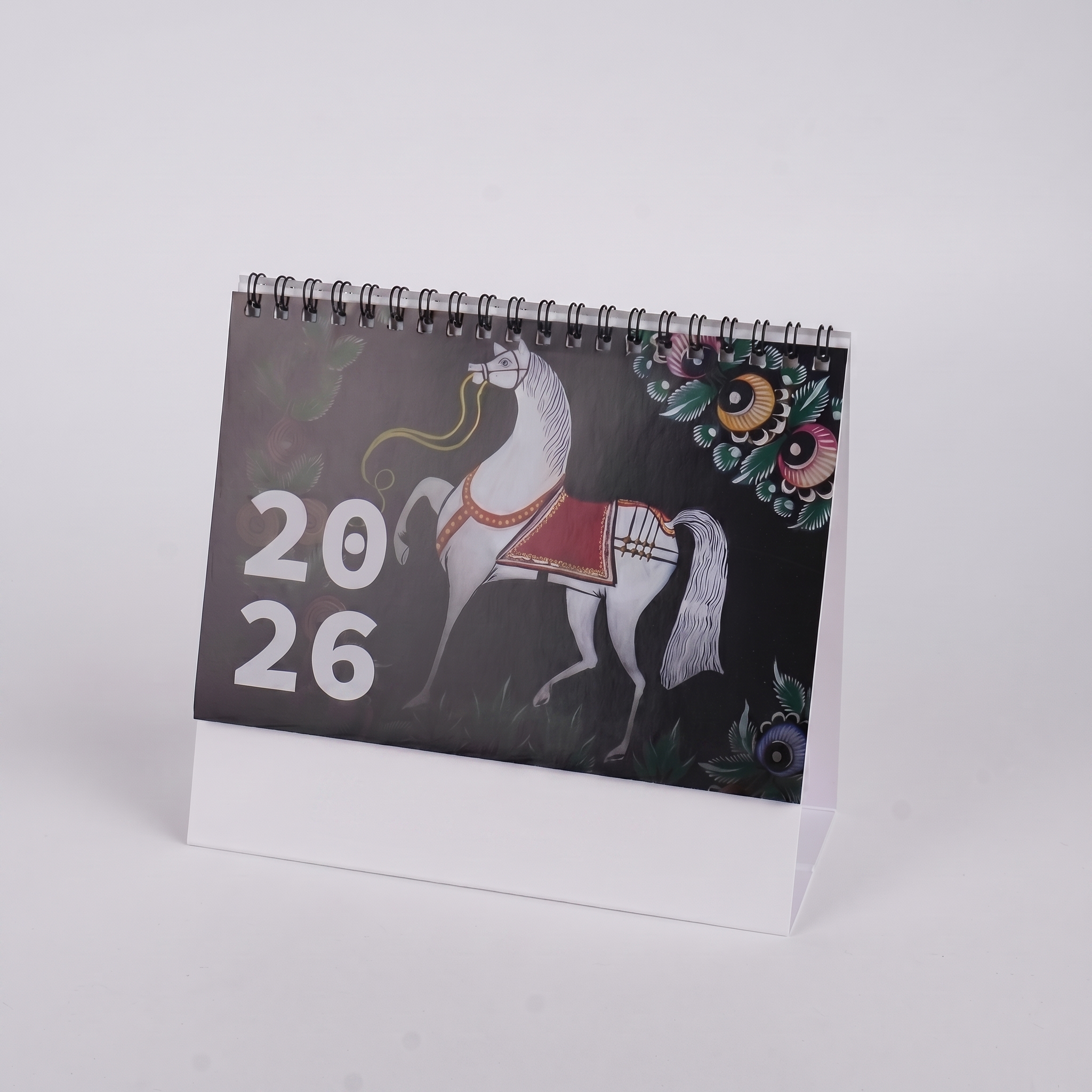 Настольный календарь 2026 на спирали с иллюстрацией белой лошади в народном стиле