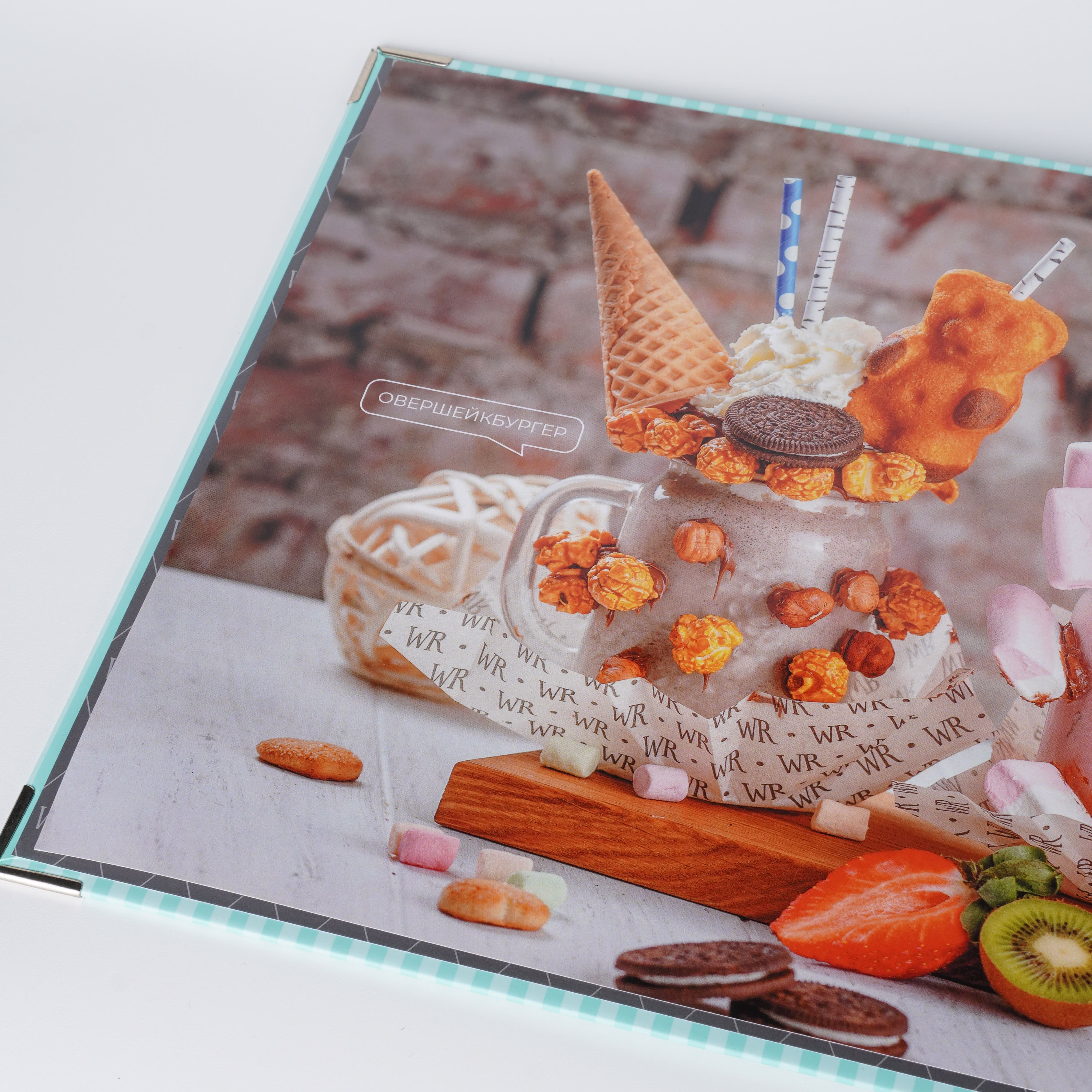 Overshake Burger — кашированная папка-меню с фотографией еды, крупный план