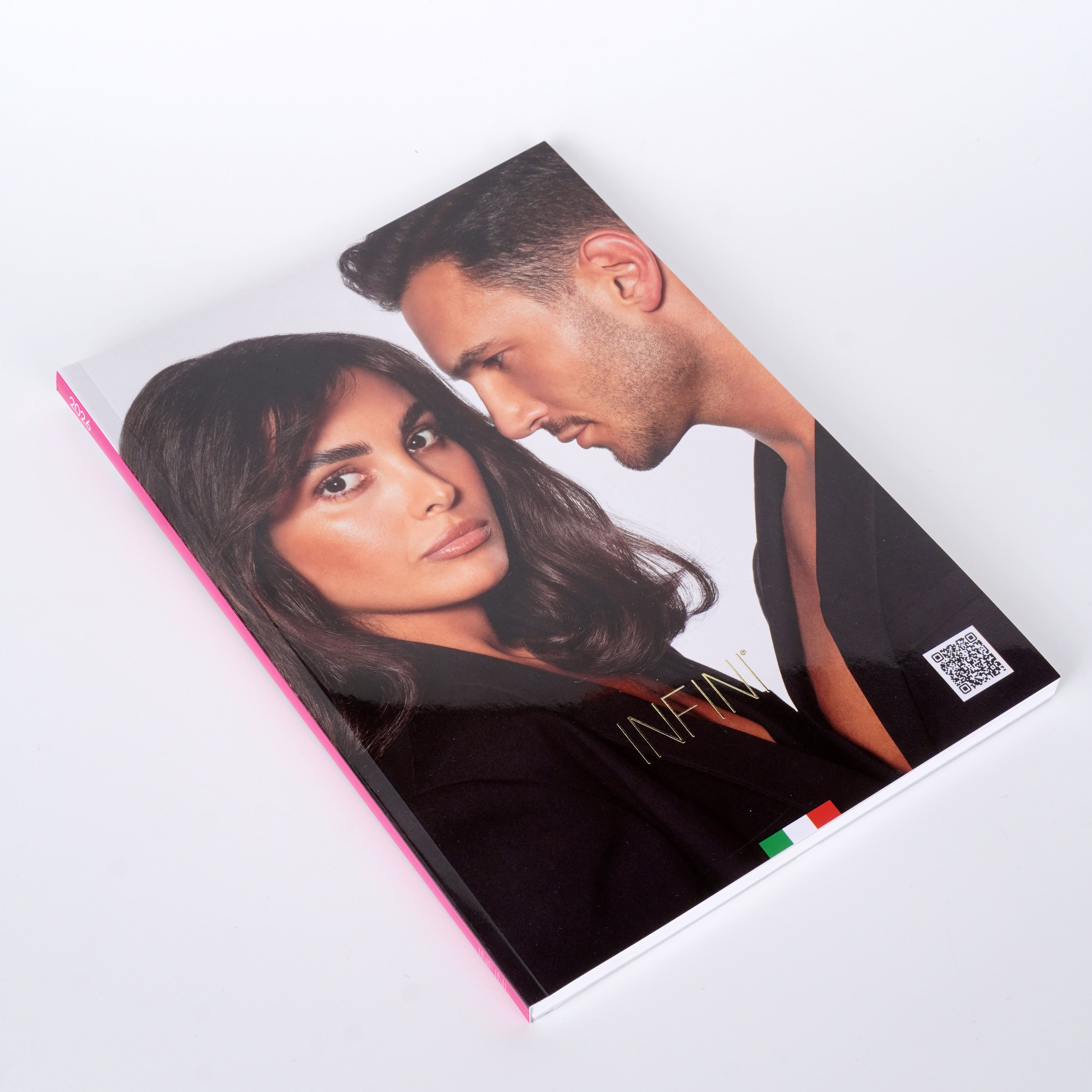 INFINI — каталог с фотографией пары, розовый корешок