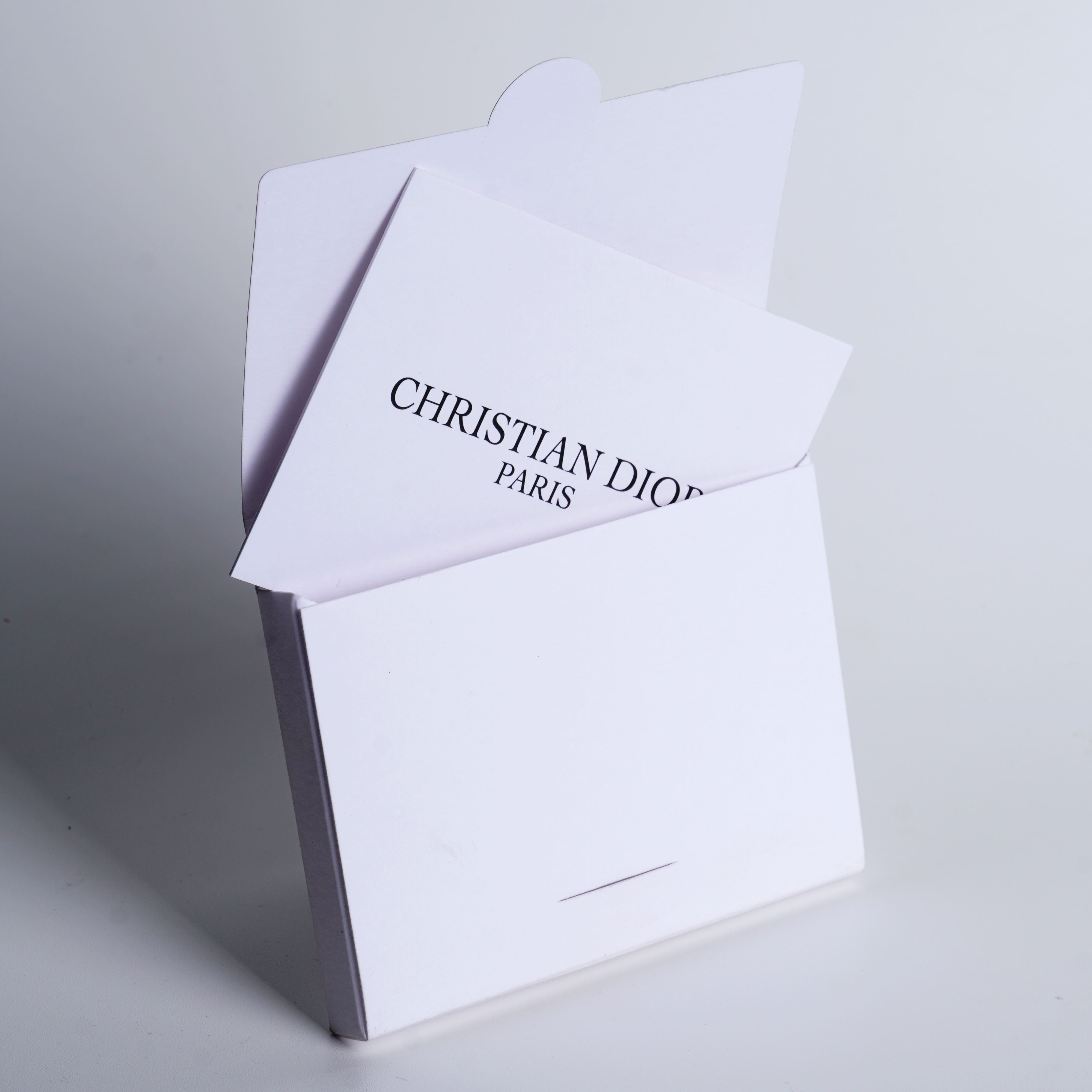 Christian Dior — белый конверт открытый под углом с вкладышем