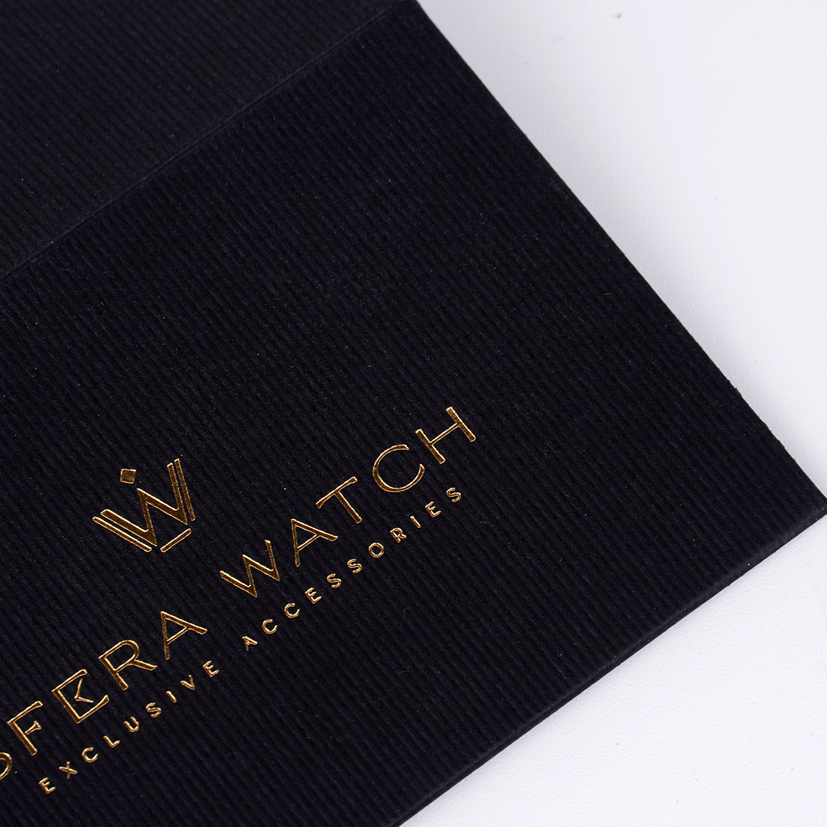 Sfera Watch — крупный план золотого тиснения логотипа на чёрном конверте