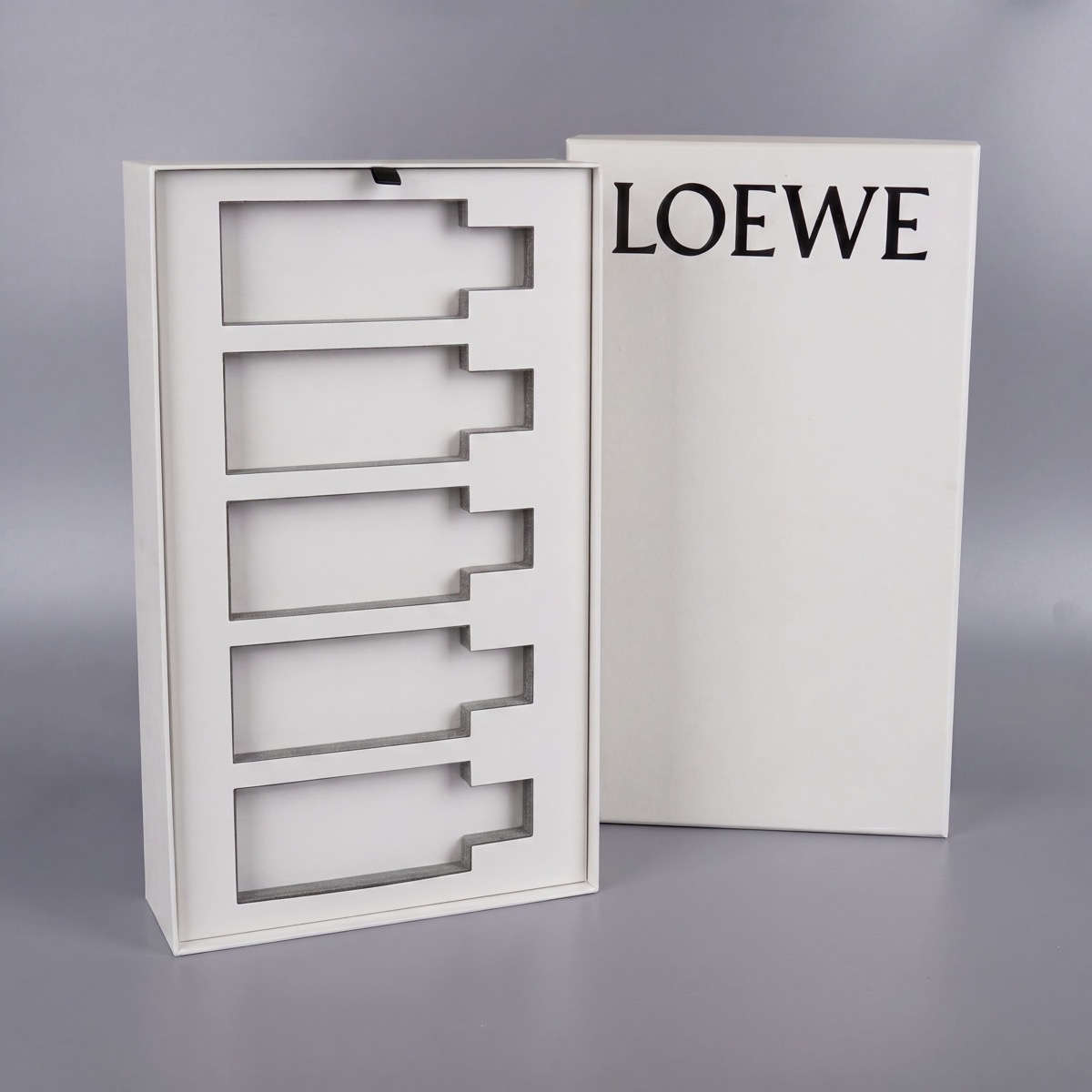 Loewe — белая коробка крышка-дно с картонным ложементом на 5 позиций для флаконов