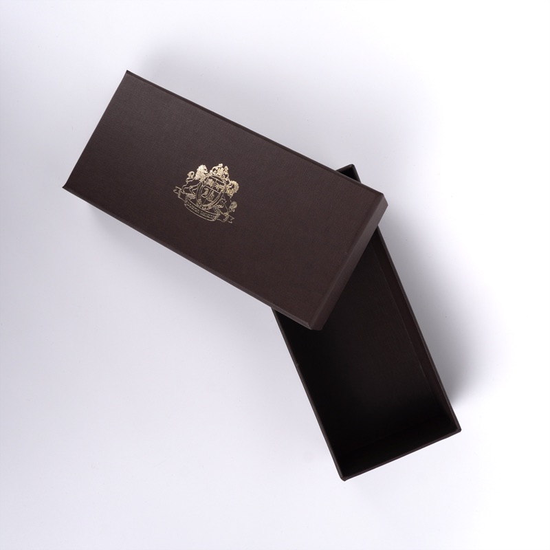 Тёмно-коричневая коробка с тиснением золотом — герб