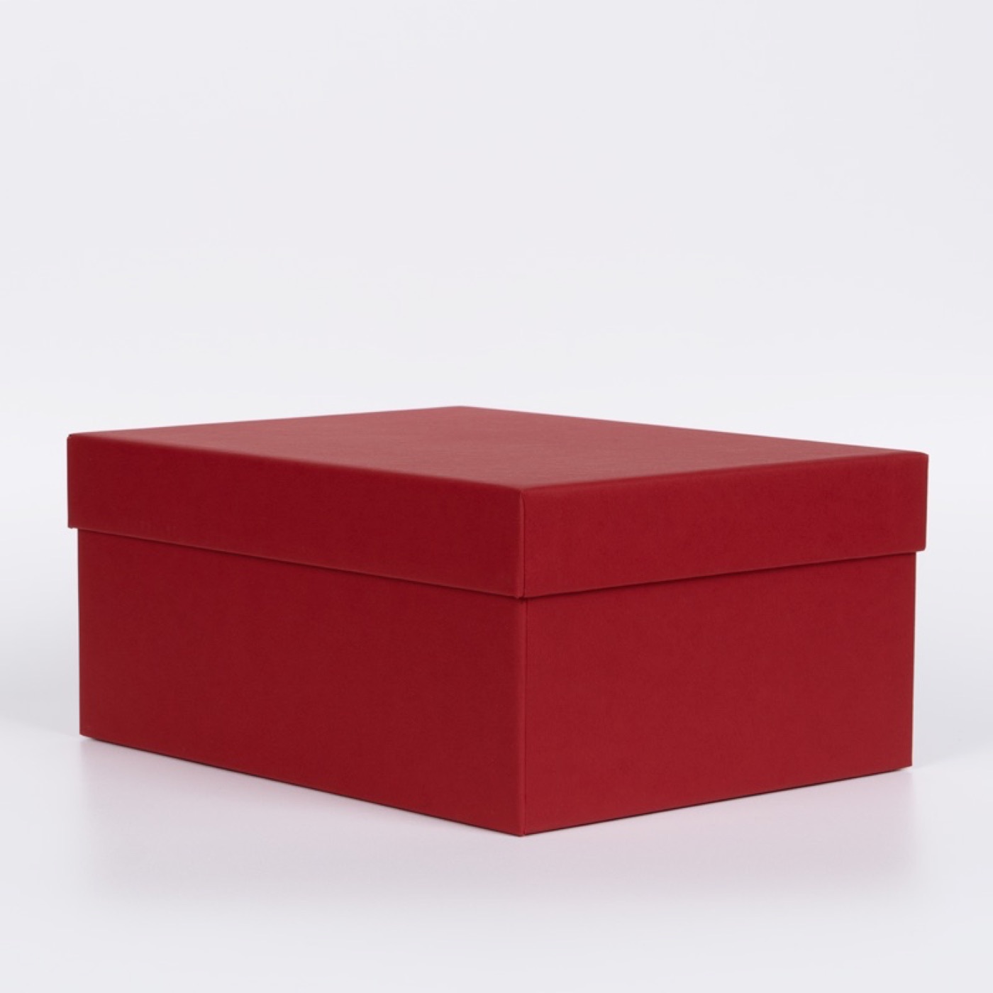 Красная коробка крышка-дно закрытая, вид сбоку
