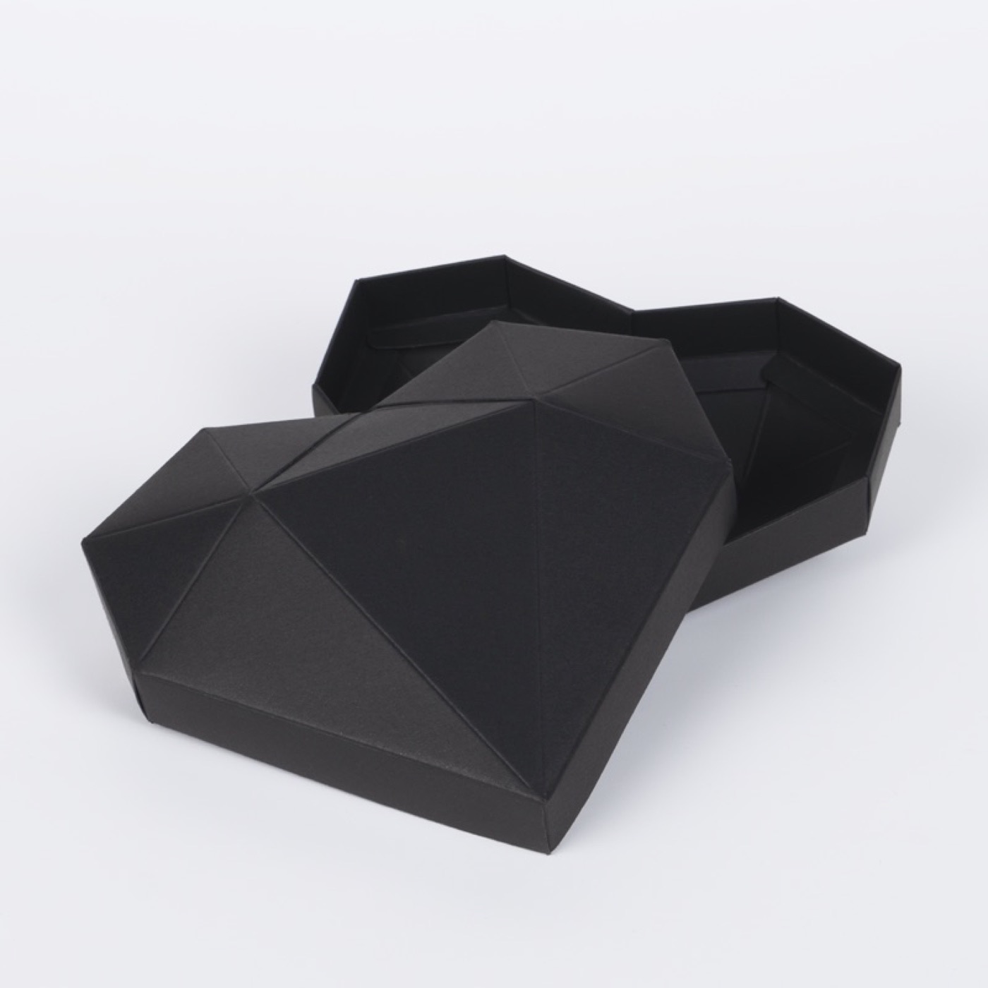 Чёрная коробка-сердце крышка-дно с геометрической объёмной крышкой, открытая