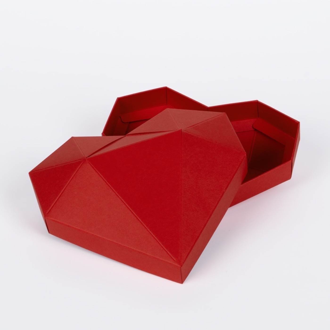 Красная коробка-сердце крышка-дно с объёмной геометрической крышкой, открытая