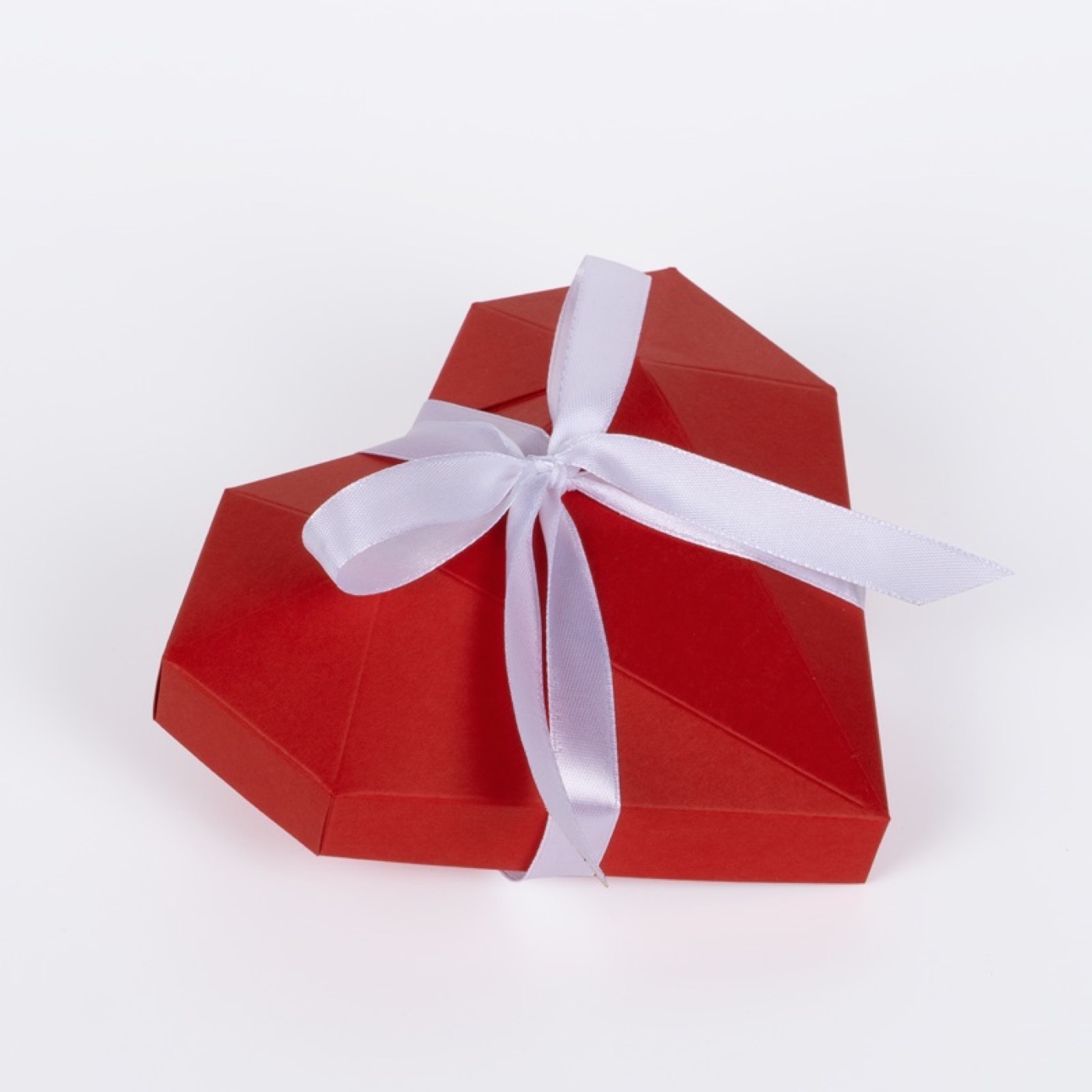 Красная коробка-сердце закрытая с белой лентой
