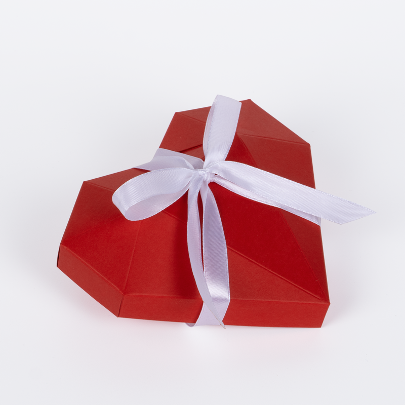 Красная коробка-сердце