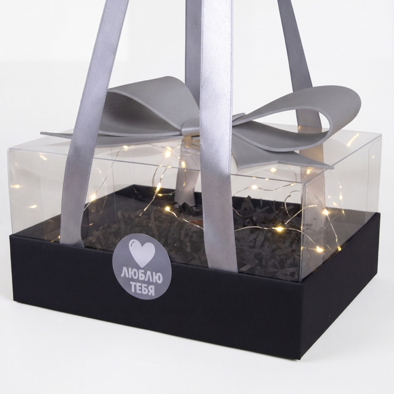 Подарочная коробка с лентой