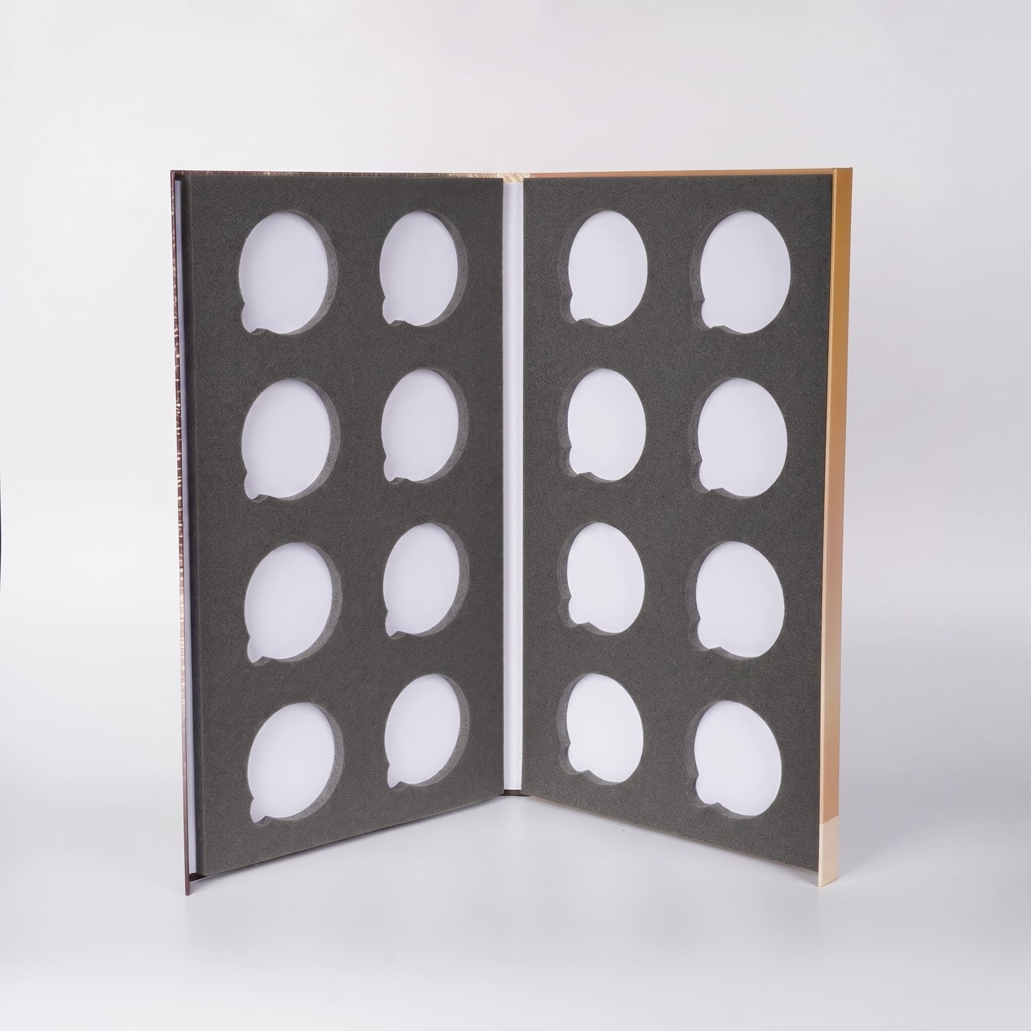Коробка-книжка с магнитом открытая — серый ложемент из фоамирана с ячейками для линз