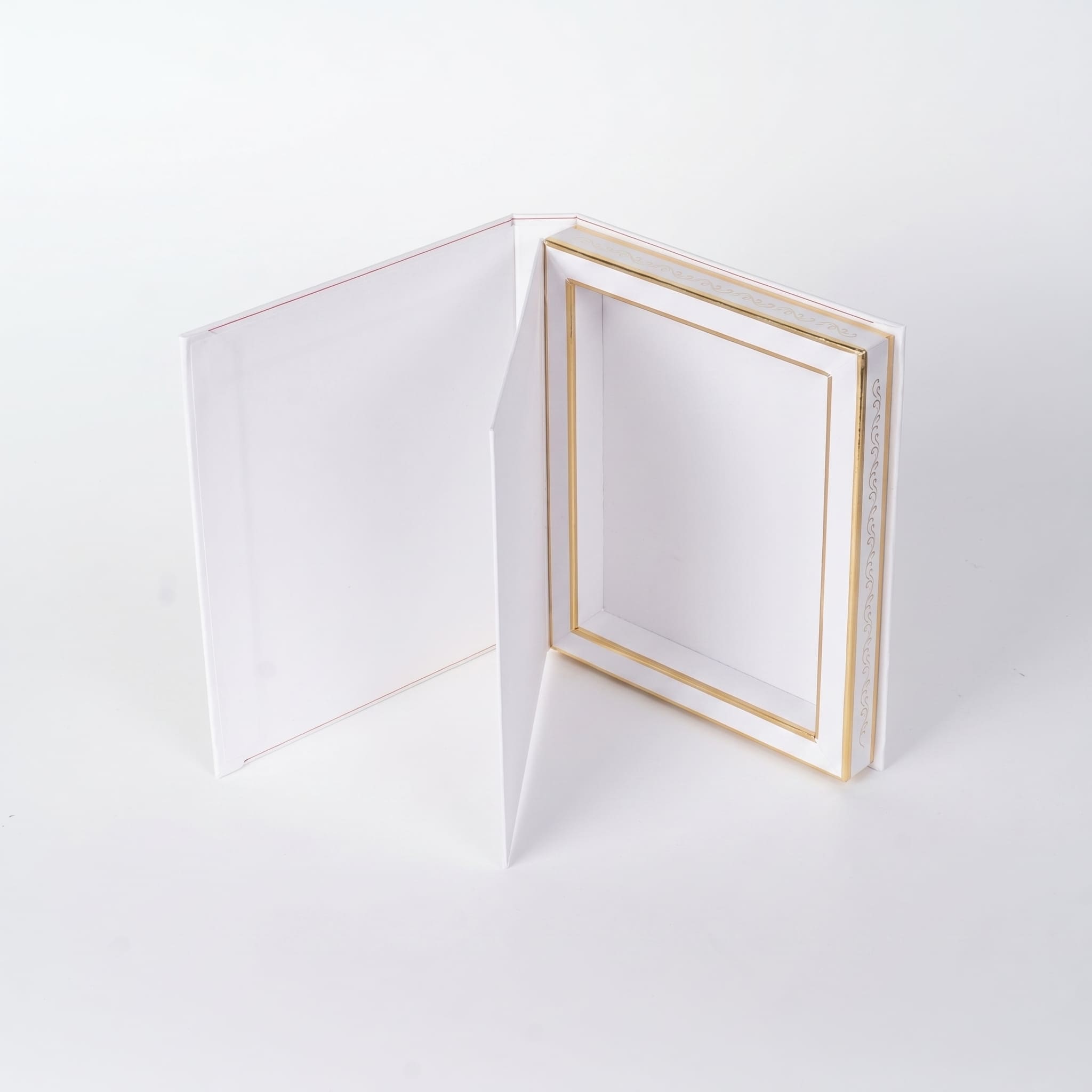Белая коробка-книжка с магнитом открытая с золотой рамкой и растительным орнаментом