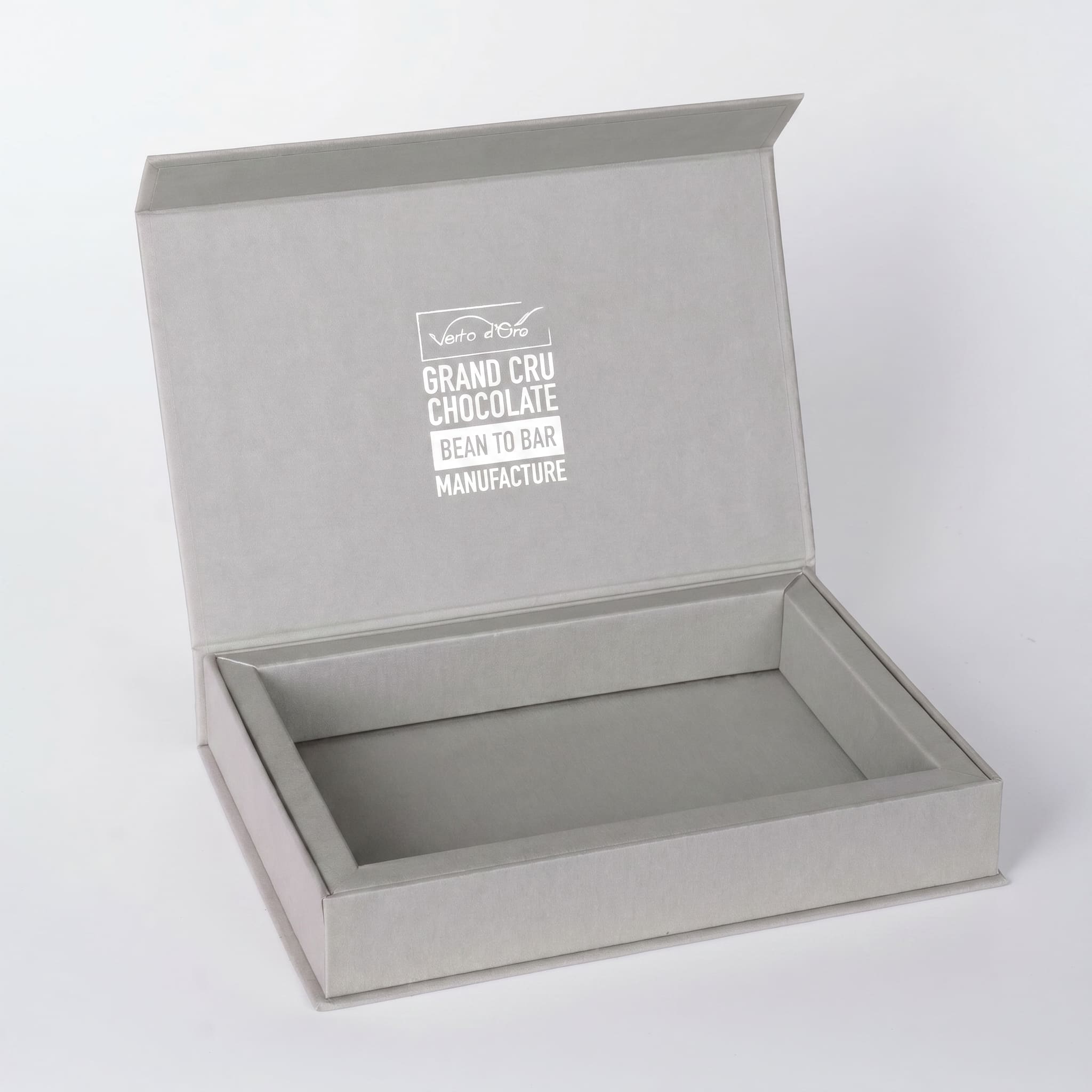 Verto d'Oro — серая коробка с магнитом открытая, логотип шоколадной мануфактуры