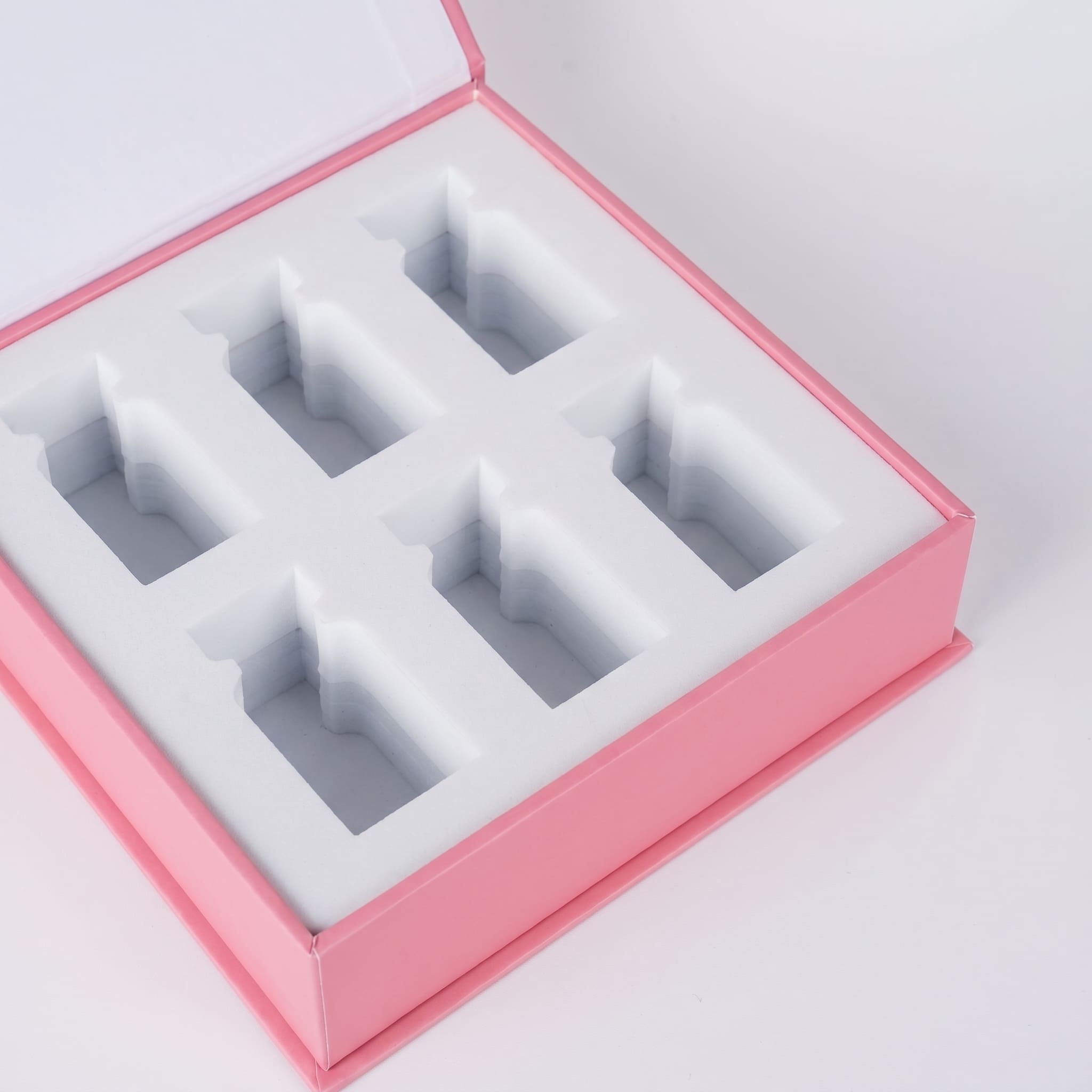 Розовая коробка с магнитом открытая, белый ложемент из пенополиуретана на 6 ячеек