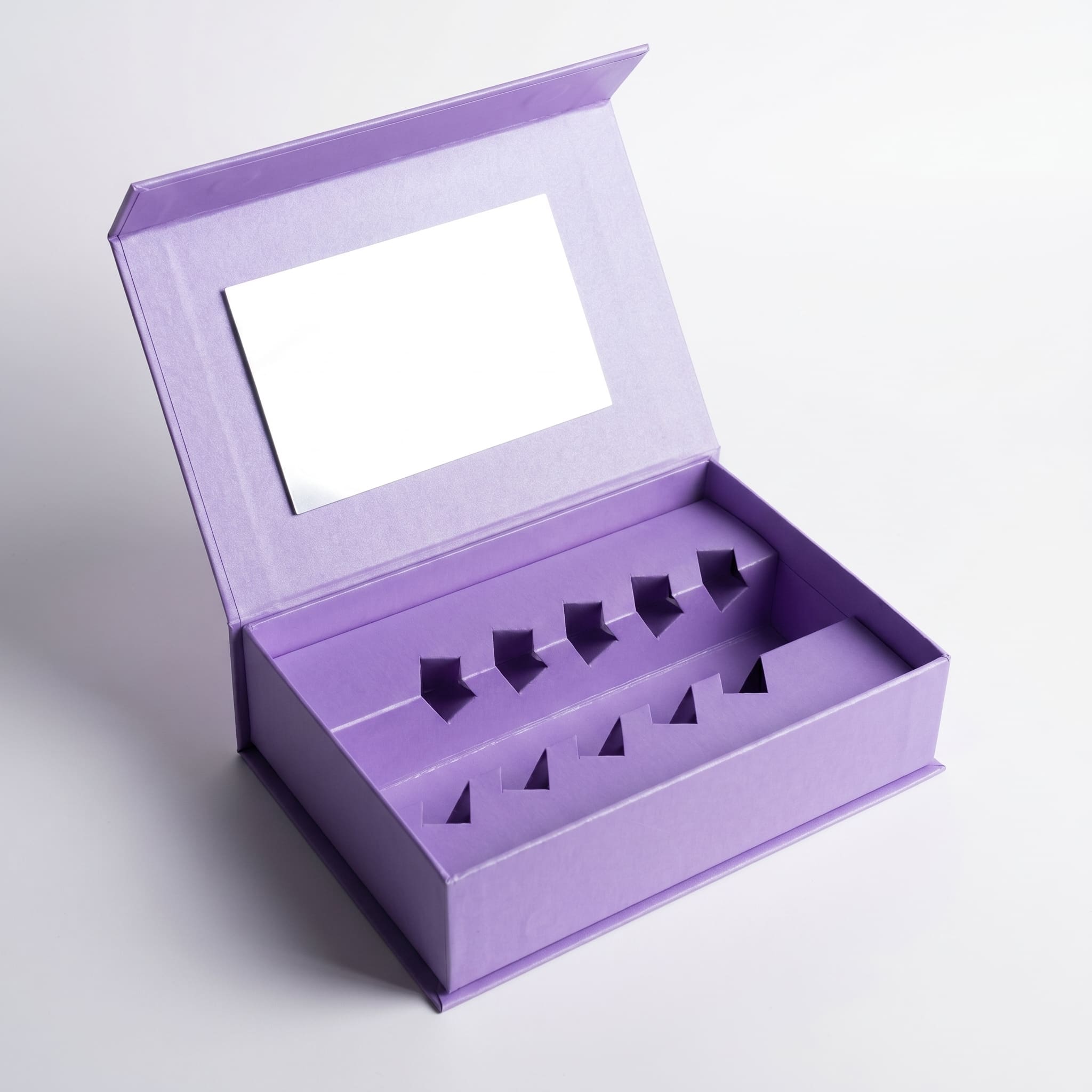 Сиреневая коробка с магнитом открытая — зеркало в крышке и картонный ложемент