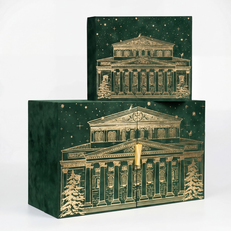 Большой театр — два размера тёмно-зелёных коробок с золотым тиснением фасада
