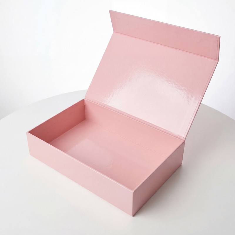 Розовая коробка с магнитом открытая