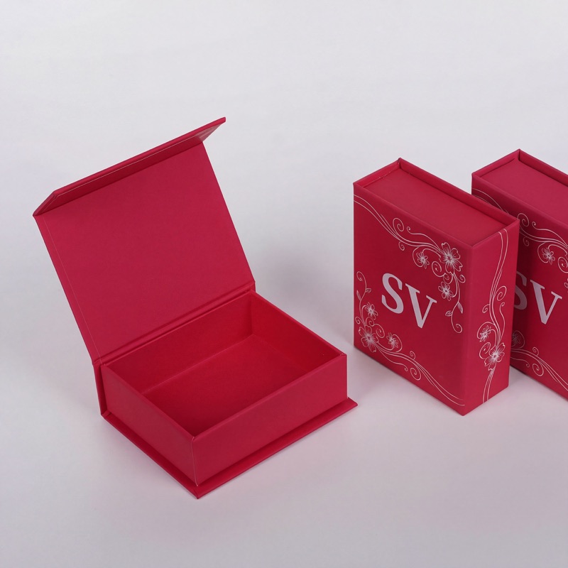 SV — красные коробки с магнитами, открытая и закрытые с тиснением