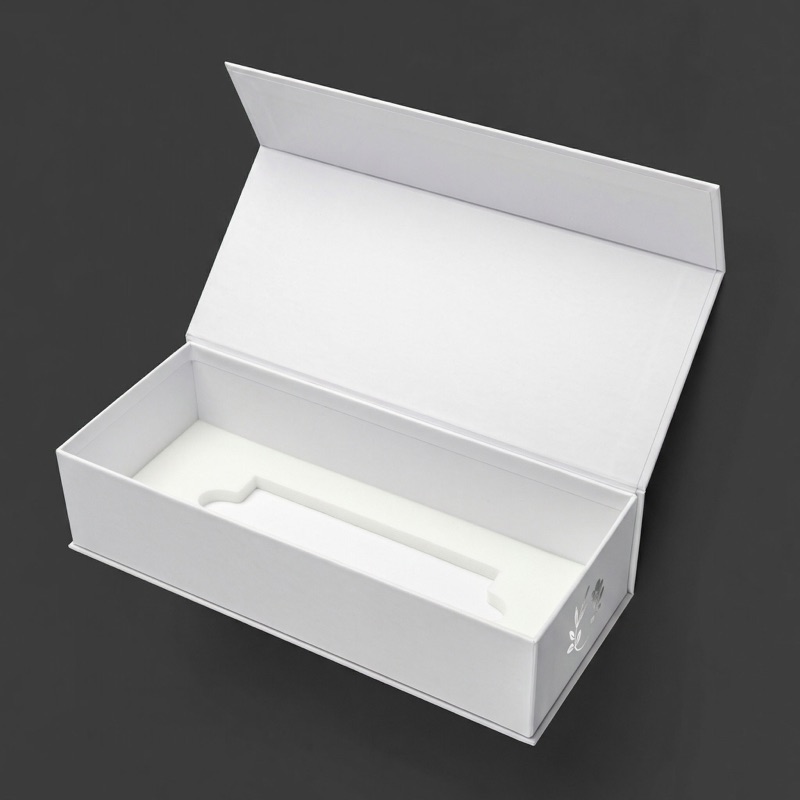 Белая коробка с магнитом и ложементом из пенополиуретана