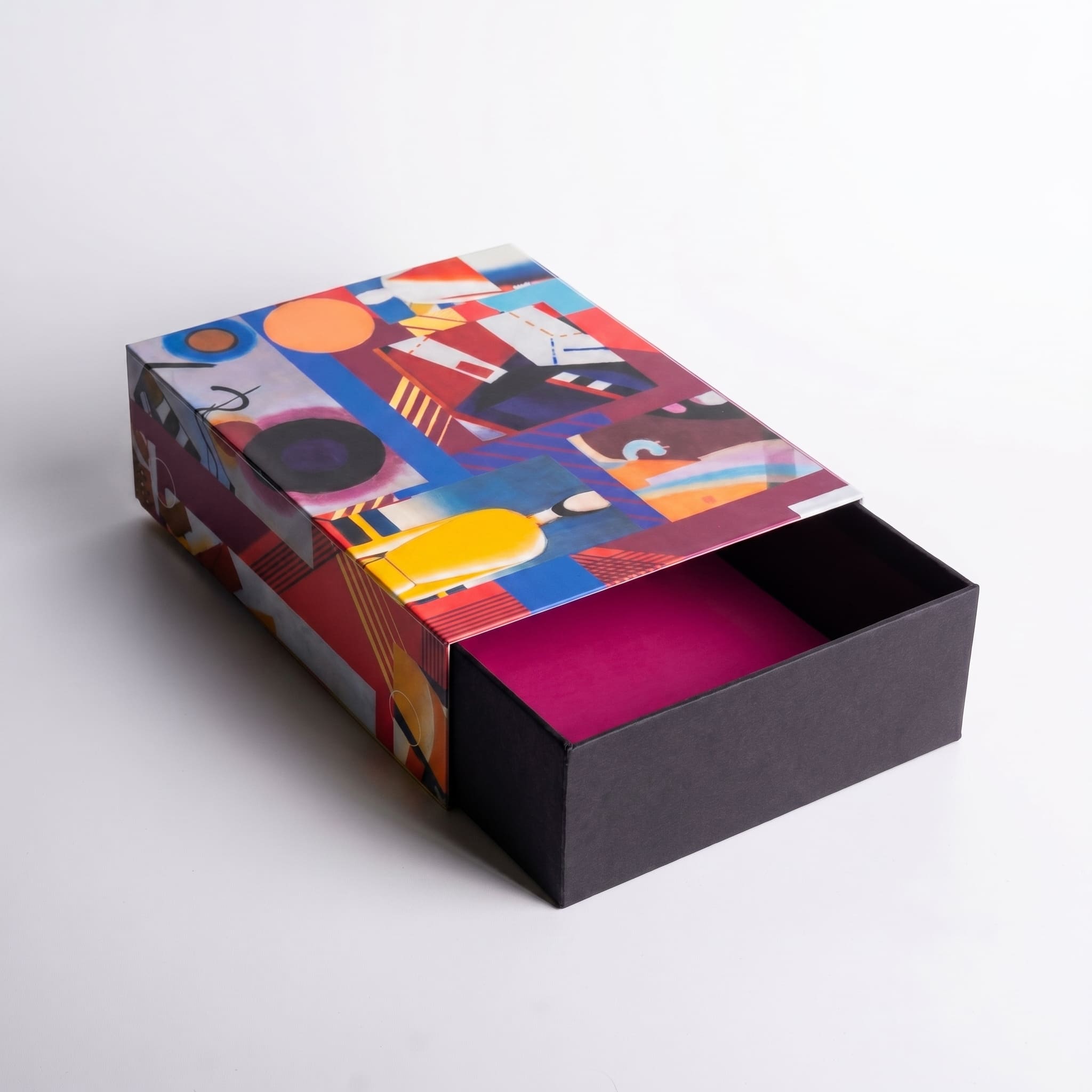 Коробка-шубер с ярким абстрактным принтом и фиолетовым бархатным вкладышем