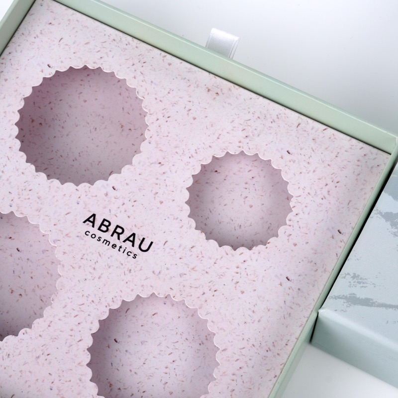 ABRAU cosmetics — крупный план ложемента с фигурными ячейками