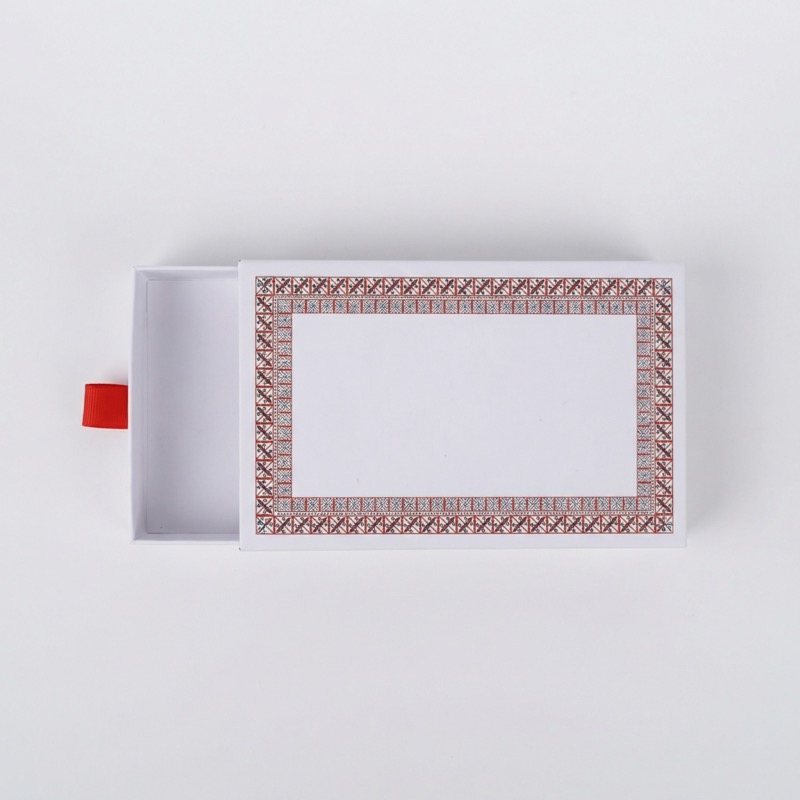 Белая коробка-шубер с красным орнаментом и лентой-вытяжкой