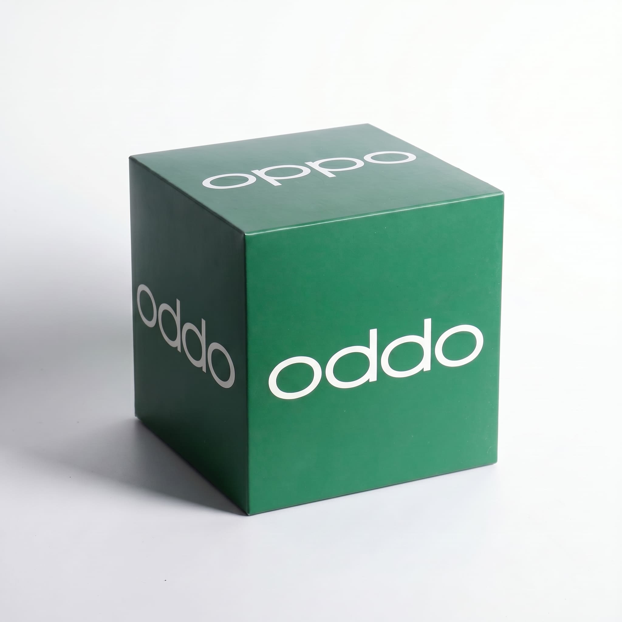ODDO — зелёная кубическая вырубная коробка