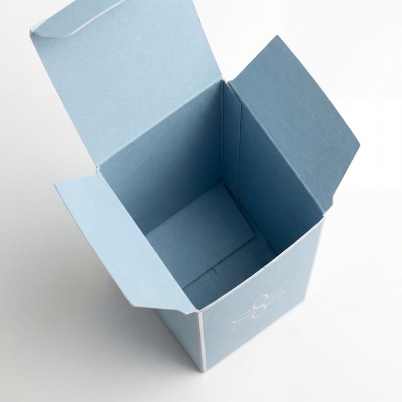 Голубая вырубная коробка открытая