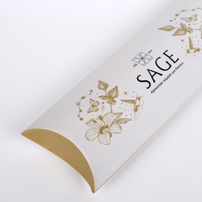 SAGE — белая коробка-подушка с золотым принтом, крупный план