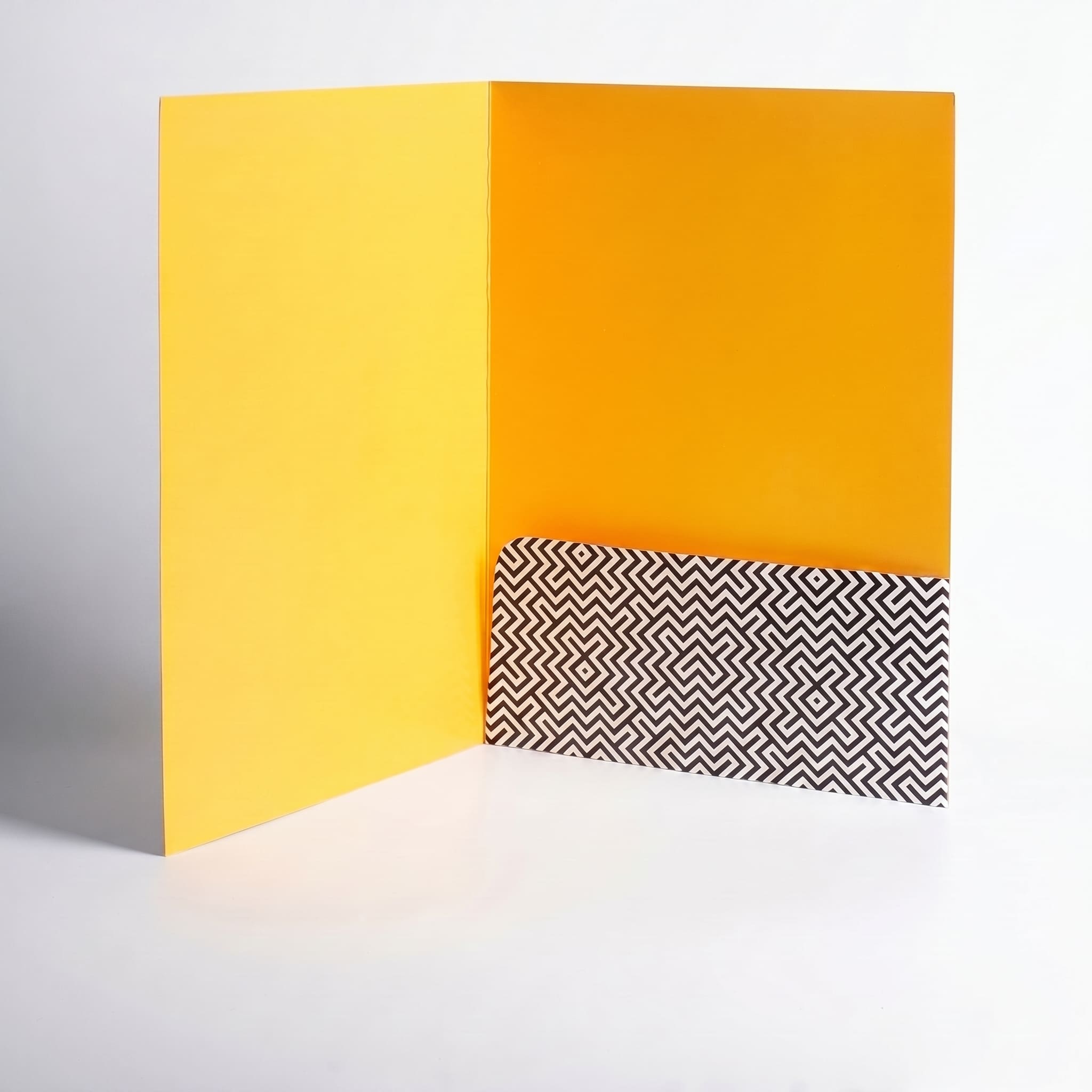 Жёлтая папка-вырубка открытая с геометрическим принтом на кармане
