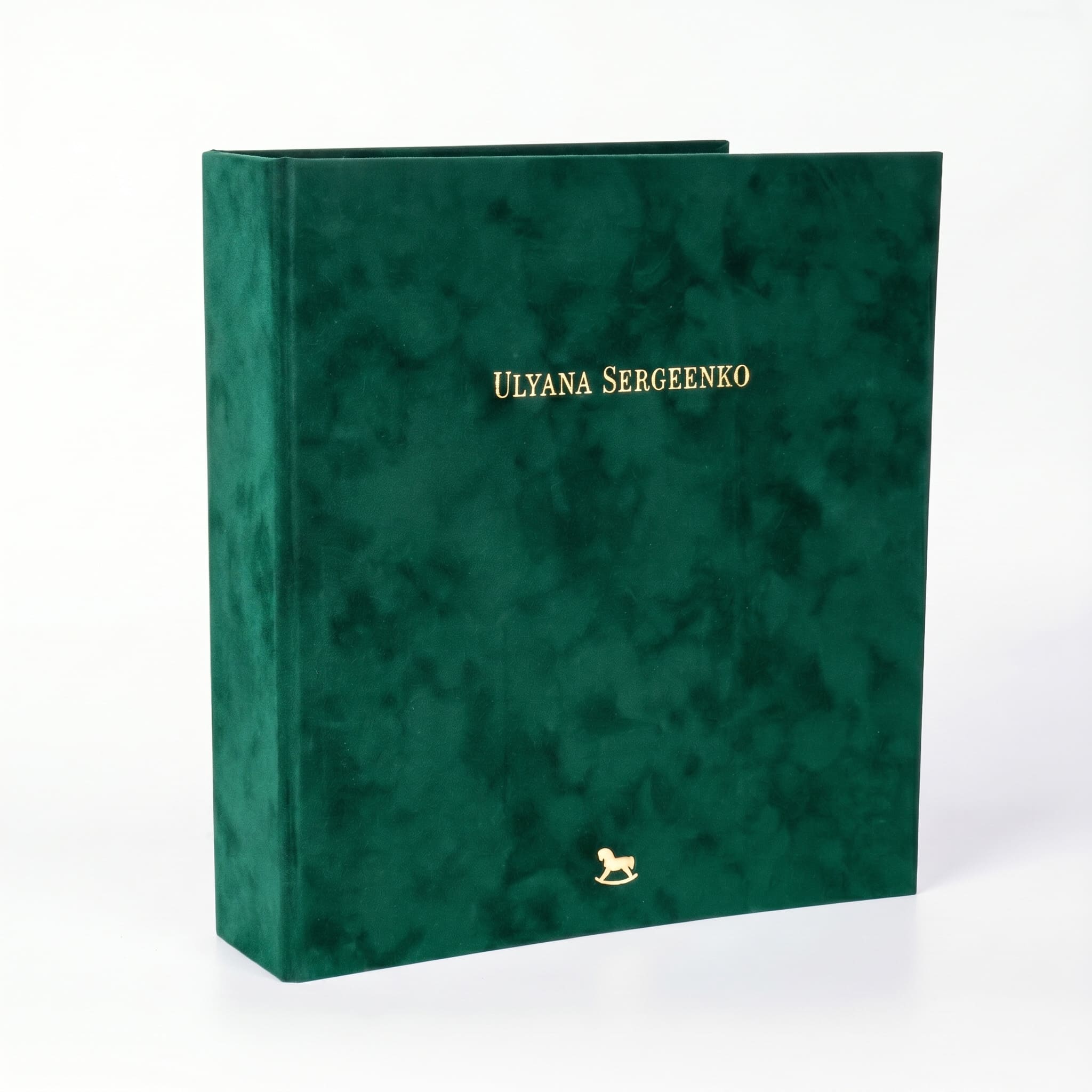 Ulyana Sergeenko — жёсткая папка бархатная тёмно-зелёная с золотым тиснением