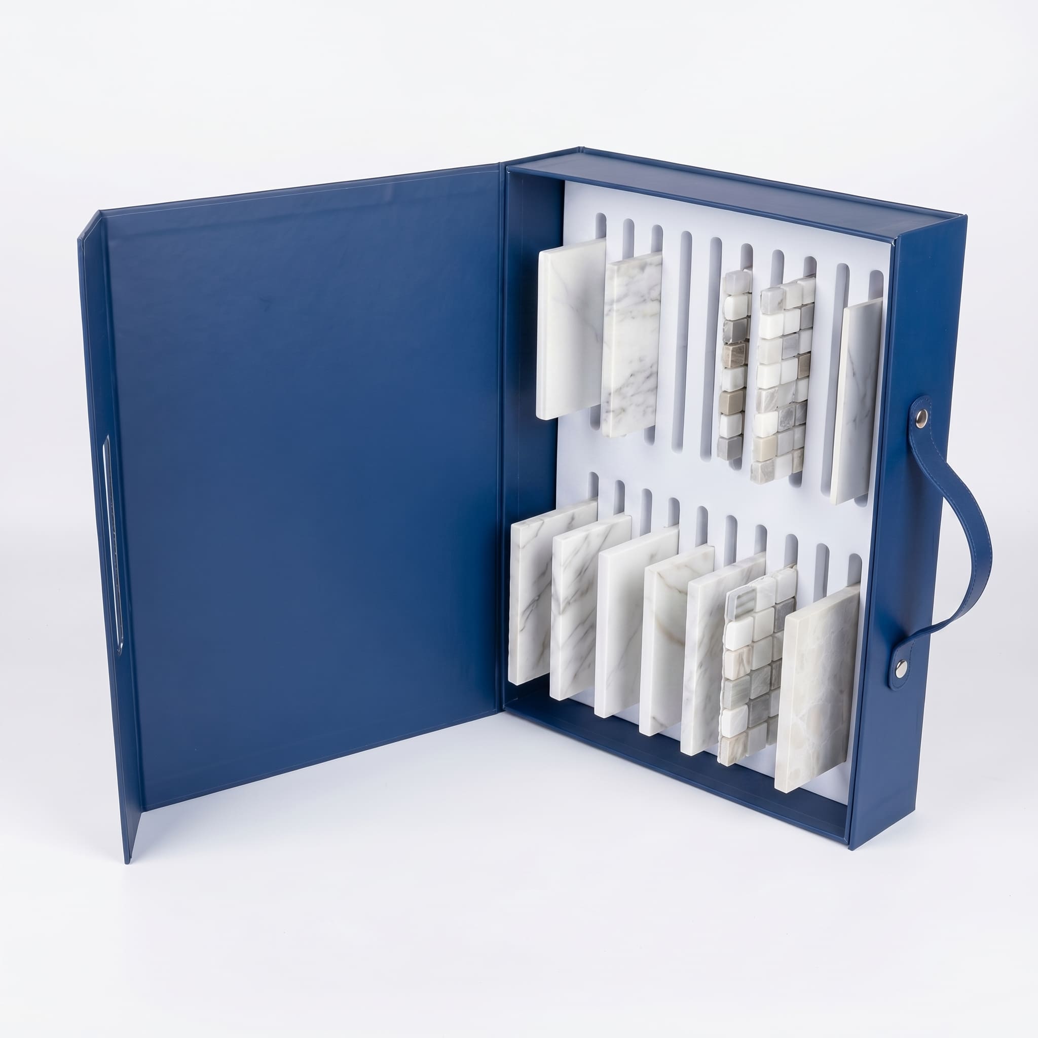 Синий сэмпл-бокс открытый с образцами мраморной плитки и кожаной ручкой