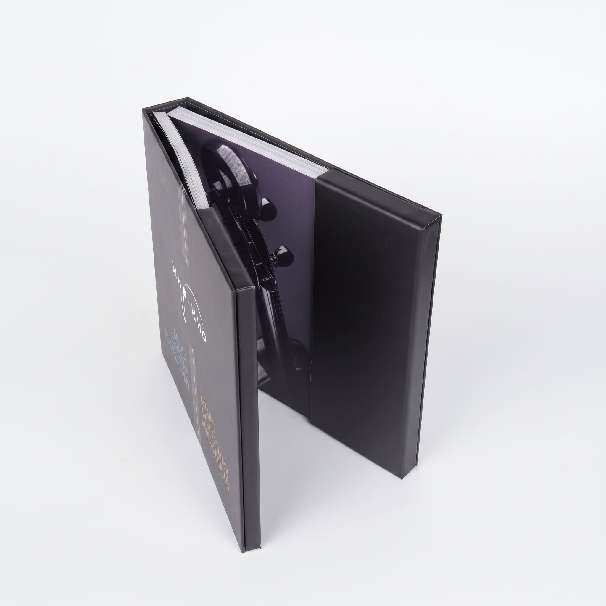 Чёрный сэмпл-бокс с каталогом и логотипом, открытый вид сбоку