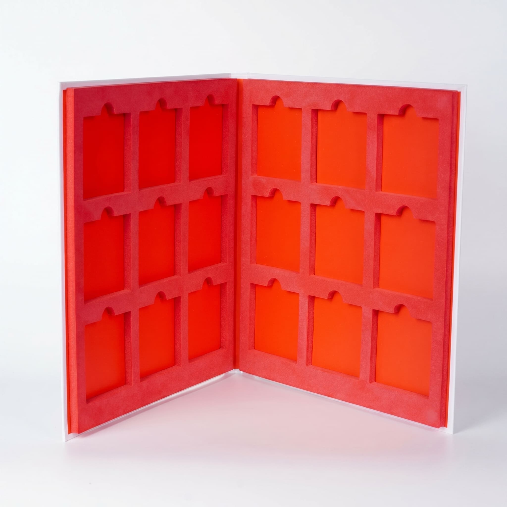 Красный ложемент из фоамирана с ячейками для образцов — сэмпл-бокс открытый