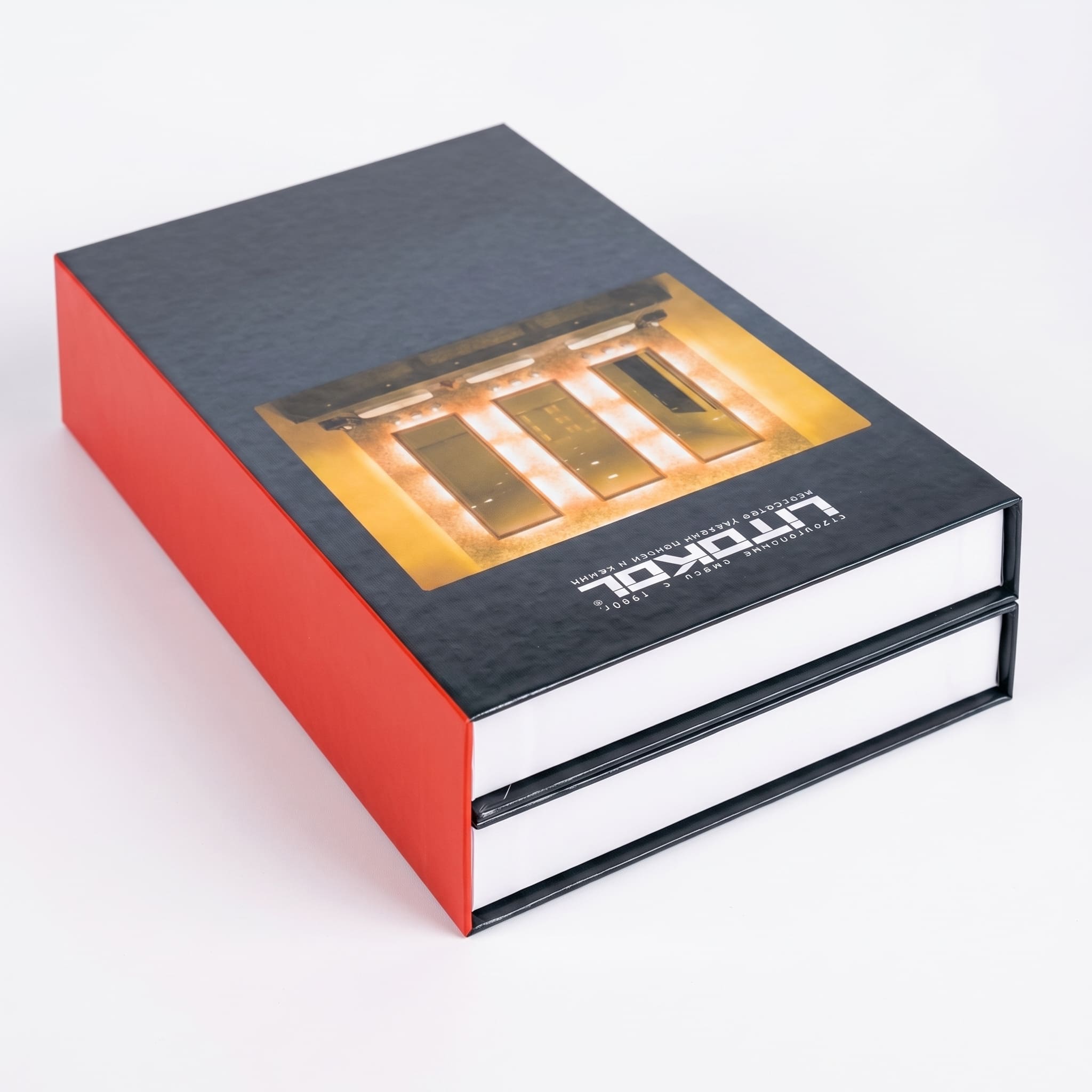 ИТОКАЛ — сэмпл-бокс с каталогом образцов, чёрный с красным корешком, вид сбоку